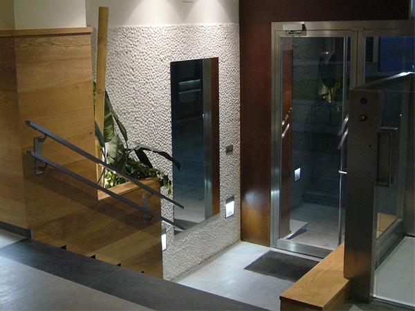 Interior del portal reformado por Smark Studio, Arquitectura Bilbao