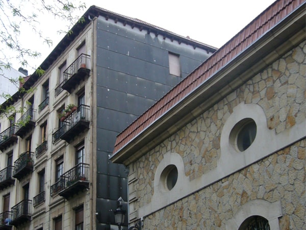 (Antes 2) Aislamiento y reforma de fachada en Bilbao. Smark Studio.